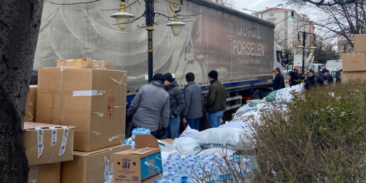 Relawan Persatuan Umum Pelajar Palestina di Turki Turun Tangan Bantu Korban Gempa Turki