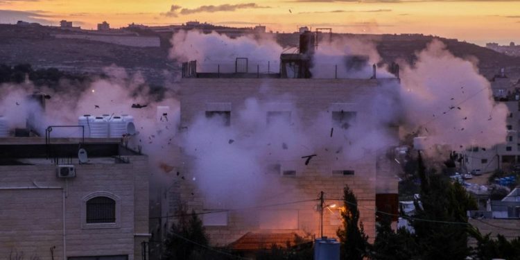 Zionis Israel Ledakkan Rumah Warga Palestina yang Mereka Bunuh 