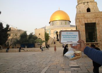 Seneng Banget! Keluarga Palestina Bisa Berbuka Puasa dengan Makanan Istimewa