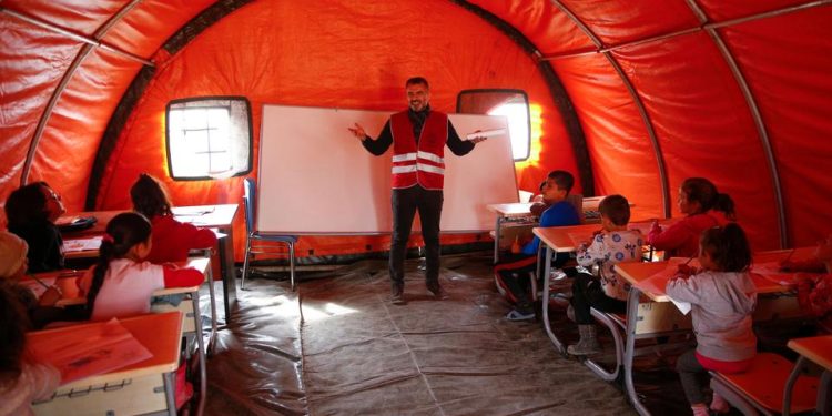 Guru di Zona Gempa Turki Lanjut Mengajar di Sekolah Tenda 