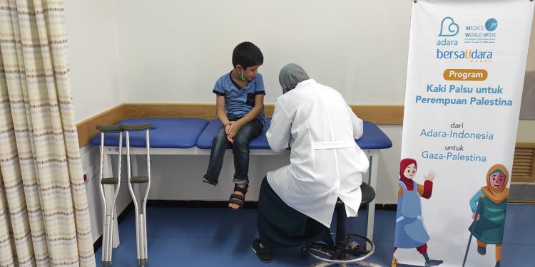 Adara Bersama PT Bersaudara Bantu Kaki Palsu untuk Kembalikan Harapan Anak dan Perempuan Palestina