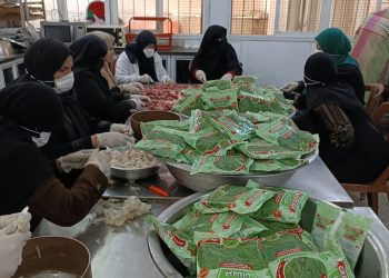 Meski Sama-sama Menderita Akibat Blokade, Warga Gaza Rela Bagikan Makanan Tanpa Dapat Upah