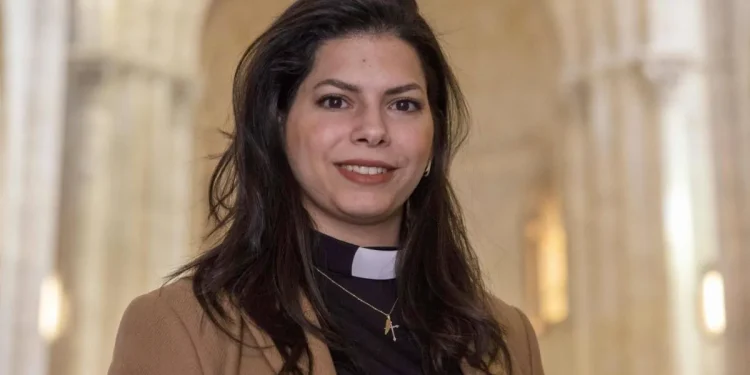 Sally Azar, Perempuan Pendeta Palestina Pertama Bercita-cita menjadi Usku