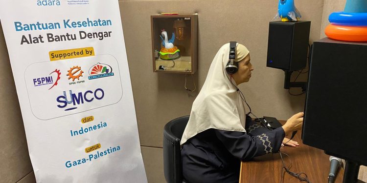 Alat Bantu Dengar untuk Perempuan Tuli Gaza Korban Agresi Israel