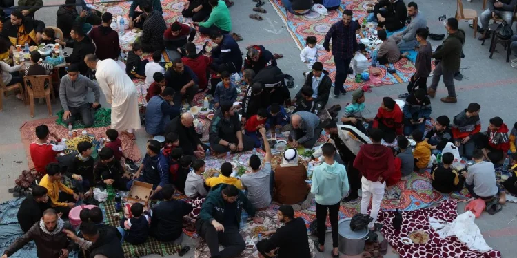 Banyak Penduduk Gaza Terpaksa Buka Puasa di Perjalanan, Seorang Pria Kristen Berinisiatif Lakukan Aksi Ini