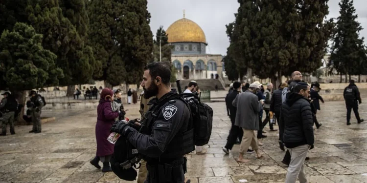Rayakan Hari ‘Kemerdekaan’, Israel Serang Masjid Al-Aqsa dengan Cara-cara Berikut