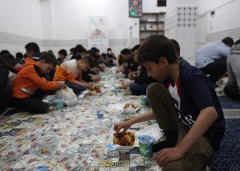Adara Berbagi Makanan Berbuka Puasa untuk Para Penghafal Qur’an di Pengungsian Palestina