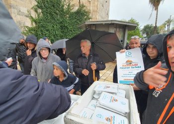 Adara Berbagi Makanan Buka Puasa untuk Jamaah Masjid Al Aqsa
