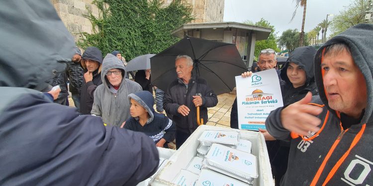 Adara Berbagi Makanan Buka Puasa untuk Jamaah Masjid Al Aqsa