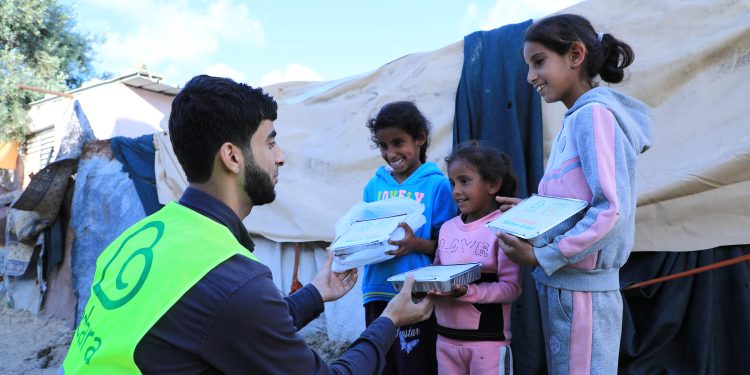 Adara Berbagi Makanan Berbuka Puasa untuk Korban Gempa di Turki