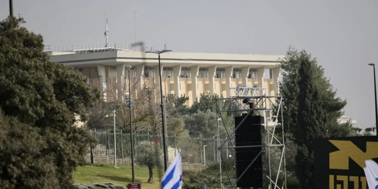 Israel Jatuhkan Hukuman Satu Tahun Penjara Bagi Orang yang Mengibarkan Bendera Palestina