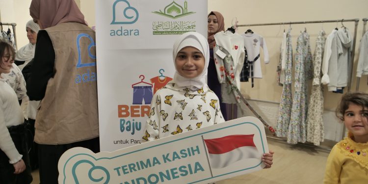 Senangnya! Para Penghafal Al Qur’an di Pengungsian Palestina Dapat Baju Baru