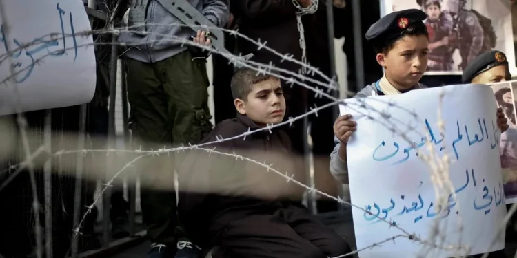 Tak Hanya Menahan Mereka Tanpa Alasan, Israel Juga Menyiksa dan Melecehkan 170 Anak Palestina di Penjara