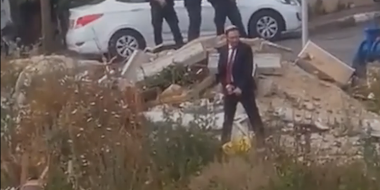 Menjijikkan! Pejabat Israel Buang Air Kecil di Depan Umum di Lokasi Pembunuhan Warga Palestina