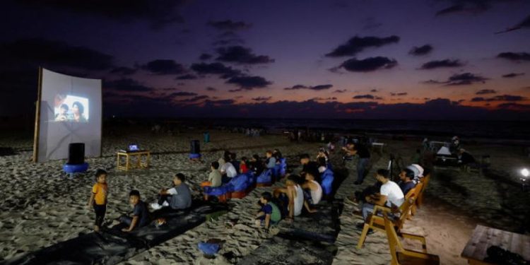 Bioskop Tepi Laut Gaza: Sekilas Kegembiraan di Tengah Blokade Israel