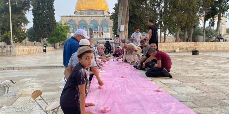  Bukan Sekedar Makan Pagi, Ternyata Tradisi Sarapan di Masjid Al-Aqsa Memiliki Makna Khusus 
