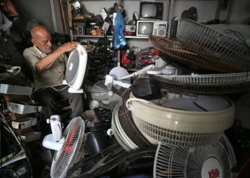 Gelombang Panas Melanda Gaza, Tukang Reparasi Kipas Angin Jadi "Idola" Warga Gaza