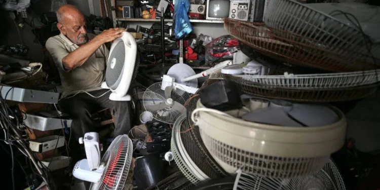 Gelombang Panas Melanda Gaza, Tukang Reparasi Kipas Angin Jadi "Idola" Warga Gaza
