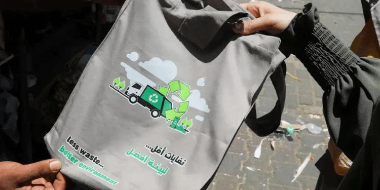 Mulai kampanye untuk Kurangi Limbah Plastik, Gaza Alihkan Penggunaan Kantong Plastik ke Tas Kain