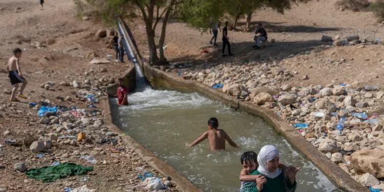 Saat Permukiman Israel Berlimpah Air, Warga Palestina Justru Kesulitan Memperoleh Air