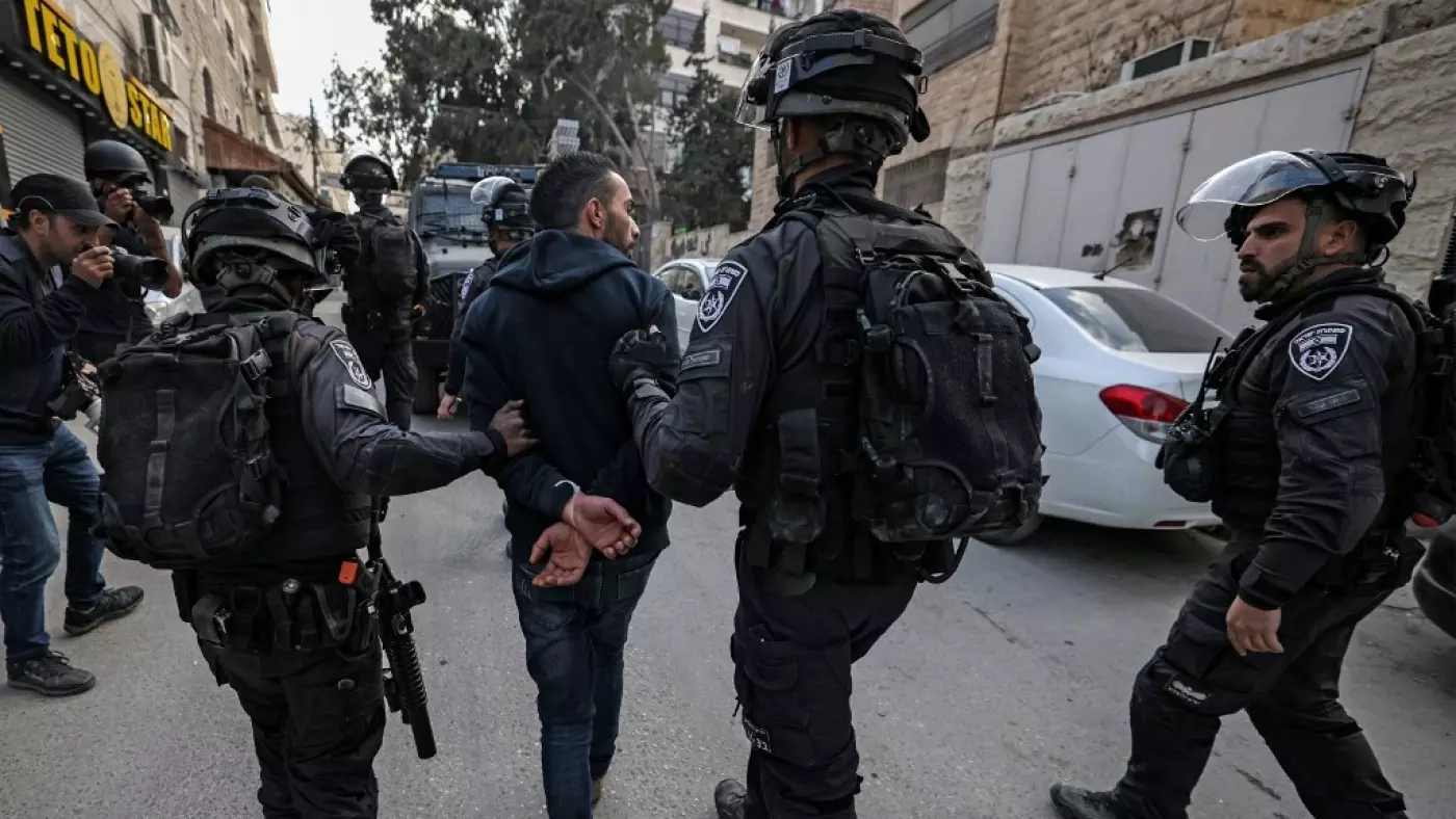 Setelah Menuduhnya sebagai Kriminal, Polisi Israel "Ukir" Gambar Bintang Daud di Wajah Pria Palestina