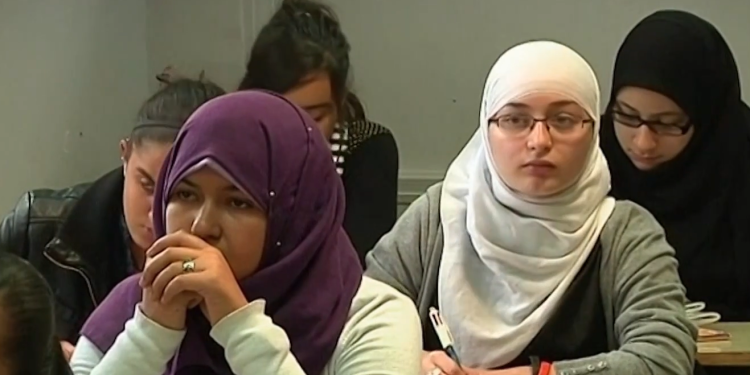 Meski dilarang, Hampir 300 Siswi Mengenakan Abaya ke Sekolah. Begini Tanggapan Pemerintah Prancis