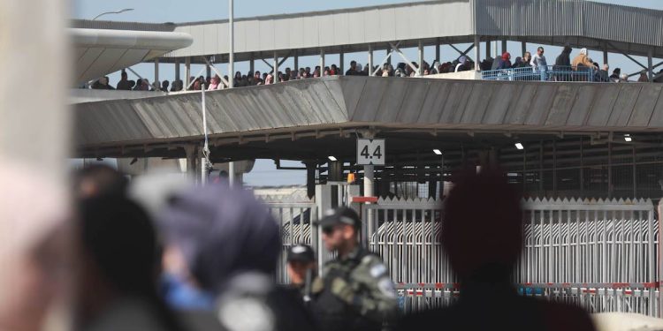 Cerdas! Seorang Pemuda Palestina Ciptakan Aplikasi untuk Kurangi Waktu Tunggu di Pos Pemeriksaan Israel