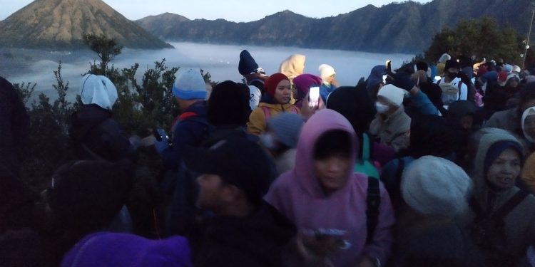 Di Tengah Musim Kemarau El Nino, Foto Prewedding Pakai Flare Sebabkan Kebakaran Gunung Bromo