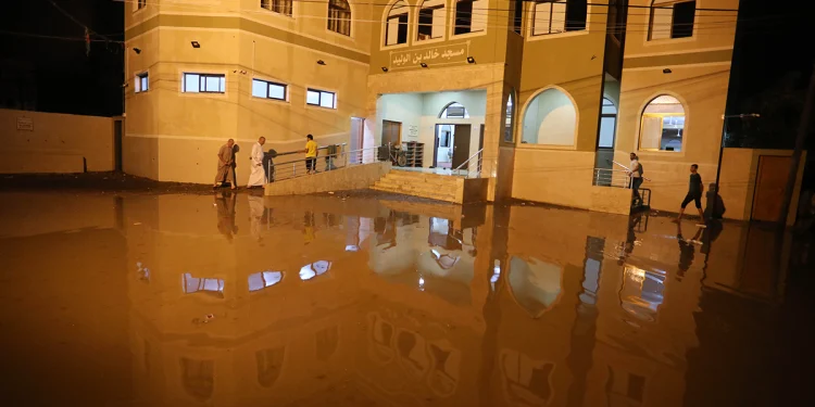 Hujan Lebat Melanda Gaza, Banjir Rendam Puluhan Rumah dan Jalanan