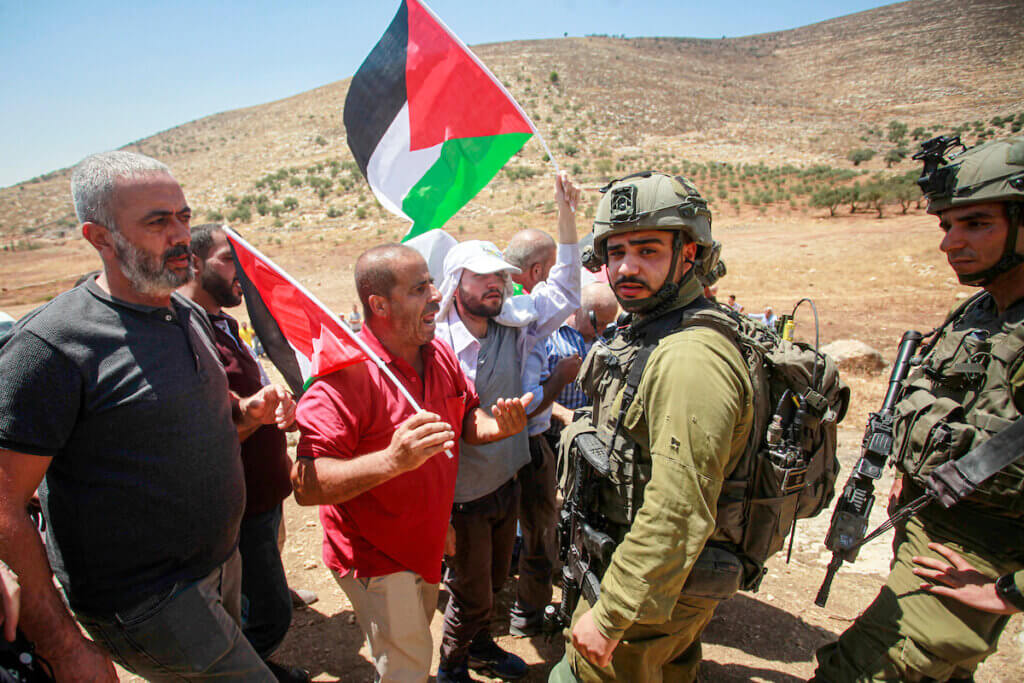 Warga Palestina menghadapi pasukan Israel selama protes terhadap pendirian pos-pos ilegal Israel di Beit Dajan, sebelah timur kota Nablus, Tepi Barat, pada 11 Agustus 2023. (Foto: Mohammed Nasser/APA Images)