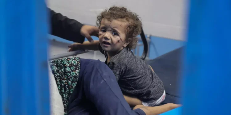 Bayi-Bayi Korban Agresi Gaza: Kehilangan Keluarga dan Terkubur Reruntuhan Saat Menyusu Ketika Muhammad Ahmed meninggalkan rumahnya di Kamp Pengungsi Jabalia, utara Gaza, untuk bekerja, istri dan anak-anaknya khawatir dia akan menjadi korban pengeboman Israel. Sekitar tiga puluh menit setelah istrinya mengirim pesan kepadanya untuk memastikan dia baik-baik saja, dua serangan udara Israel merobohkan bangunan tempat tinggal tiga lantai mereka (11/10). Serangan tersebut menewaskan seluruh keluarganya, termasuk istri dan anak-anaknya, saudara kandungnya, keponakan laki-laki, dan saudara ipar perempuannya. Israel telah mengebom Jalur Gaza yang padat penduduk sehingga menewaskan lebih dari 1.400 warga Palestina, setengahnya adalah perempuan dan anak-anak. Israel juga telah memberlakukan blokade penuh terhadap Gaza dengan menyatakan bahwa tidak ada bahan bakar, makanan, air, listrik, atau pasokan yang diizinkan masuk. Keluarga musnah Ahmed, yang bekerja memasok air minum ke warga Gaza, mendapati rumahnya telah hancur menjadi puing-puing saat ia kembali. Keempat anaknya - Haidi (1); Qussai (3); Sidra (6); dan Linda (7) - sedang bermain dengan sepupu mereka Ubaida (2), ketika rumah mereka dibom pada pukul 11.30 waktu setempat. “Sidra sangat ketakutan. Dia merasa ngeri dengan suara bom tersebut. Tapi adiknya, Linda, selalu menghiburnya sepanjang waktu,” kata Ahmed kepada Middle East Eye. “Saat saya berangkat kerja, dia dan ibunya khawatir saya akan terbunuh. Tapi mereka sudah pergi bahkan sebelum aku.” Ahmed mengatakan bahwa keponakannya yang berusia satu bulan, Yamen, ditemukan dalam posisi sedang menyusu di bawah reruntuhan. Sementara itu, ibunya sedang memberi makan dan menyusui si bayi ketika dia dibunuh. “Yamen menderita meningitis dan saya membawanya ke dokter sehari sebelumnya. Dia baru berusia satu bulan dan dia sedang disusui ketika serangan udara menghantam rumahnya,” tambah Ahmed. “Tim SAR membutuhkan waktu berjam-jam untuk dapat mengevakuasi jenazah mereka yang tertimpa reruntuhan gedung tiga lantai,” lanjutnya. “Sampai saat ini, jenazah Haifa, adik saya yang berprofesi sebagai insinyur, masih tertimbun reruntuhan.” Dalam satu hari di Jabalia, jet tempur Israel menghantam puluhan bangunan tempat tinggal, menyebabkan sedikitnya 65 orang tewas dan puluhan lainnya luka-luka. Karena kewalahan dengan besarnya jumlah korban jiwa, para petugas layanan kesehatan kesulitan untuk mengidentifikasi anak-anak yang berhasil diselamatkan dari reruntuhan. Akibatnya, anak-anak sering tiba di rumah sakit dengan kondisi terpisah dari orang tua dan keluarga mereka. Ditarik dari reruntuhan rumahnya di Jabalia, bersama dengan sekitar 100 orang lainnya yang tewas dan terluka, seorang bayi berusia tiga bulan selamat namun tetap tidak teridentifikasi selama berjam-jam. Untuk menyatukan kembali bayi tersebut dengan keluarganya, Kementerian Kesehatan di Gaza merilis video seorang dokter yang mendekatkan bayi tersebut ke kamera dan meminta keluarga untuk menghubungi rumah sakit jika mereka mengenalinya. “Kami menemukan bayi ini di Jabalia di utara Gaza. Kami masih belum mengetahui keluarga bayi ini. Pesawat tempur Israel mengebom tempat tinggal mereka, membunuh orang tuanya, dan dia tertinggal di antara reruntuhan. Kami menemukannya beberapa waktu lalu dan masih mencari keluarganya,” kata dokter. “Siapa pun dari keluarga bayi ini yang mengenalinya, harap langsung menghubungi Rumah Sakit al-Shifa.” Diidentifikasi sebagai Qassem al-Kafarna, bayi tersebut akhirnya berhasil bertemu kembali dengan keluarganya beberapa jam kemudian. Menurut kerabatnya, ayah bayi tersebut, saudara laki-lakinya, dan empat sepupunya tewas dalam serangan udara. Ciuman perpisahan Di Kamp Pengungsi Khan Younis di Jalur Gaza selatan, pada Rabu (11/10), serangan udara Israel menghantam sebuah rumah tempat keluarga Abutair mencari perlindungan sehari sebelumnya. Serangan tersebut menewaskan dua anak, Firas (14) dan Ahmed (11), sementara saudara ketiga mereka, Kamal, dan ayah mereka, selamat tetapi membutuhkan perawatan intensif. Duduk di kursi roda dengan lengan terbalut gips panjang, video Kamal beredar di media sosial sambil menangis histeris, mengingat kejadian saat ia dan adiknya tertimpa reruntuhan. “Kami sedang tidur. Saya terbangun karena suara dentuman. Kakakku meneriakkan namaku - 'Kamal, Kamal'. Aku bersumpah demi Tuhan dia masih hidup, tapi karena ada batu di mulutnya, dia tidak bisa meneriakkan namaku. Dia hanya berkata ‘hmmm, hmmm”, kata anak laki-laki itu. “Firas, tolong jawab aku, Firas! Aku ingin menciumnya, aku ingin menciumnya,” serunya, sebelum seorang petugas kesehatan membawanya ke tubuh saudaranya dan membantunya mengucapkan selamat tinggal pada saudaranya. Sumber: https://www.middleeasteye.net/news/israel-palestine-war-breastfeeding-infants-found-under-rubble-after-israels-bombing-gaza