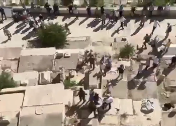 Biadab, Pemukim Israel Melompat dan Menginjak-injak Batu Nisan di Pemakaman Muslim di Al-Quds