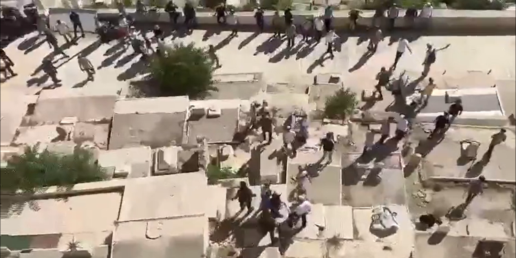 Biadab, Pemukim Israel Melompat dan Menginjak-injak Batu Nisan di Pemakaman Muslim di Al-Quds