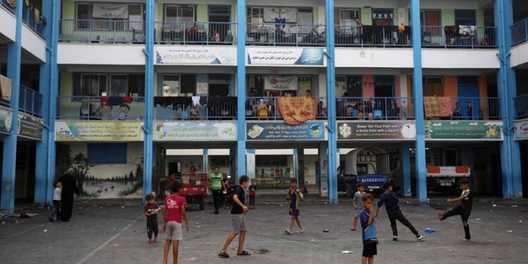 Israel Bombardir Gaza dengan Serangan Udara, 137 Ribu Orang Mengungsi ke Sekolah UNRWA 