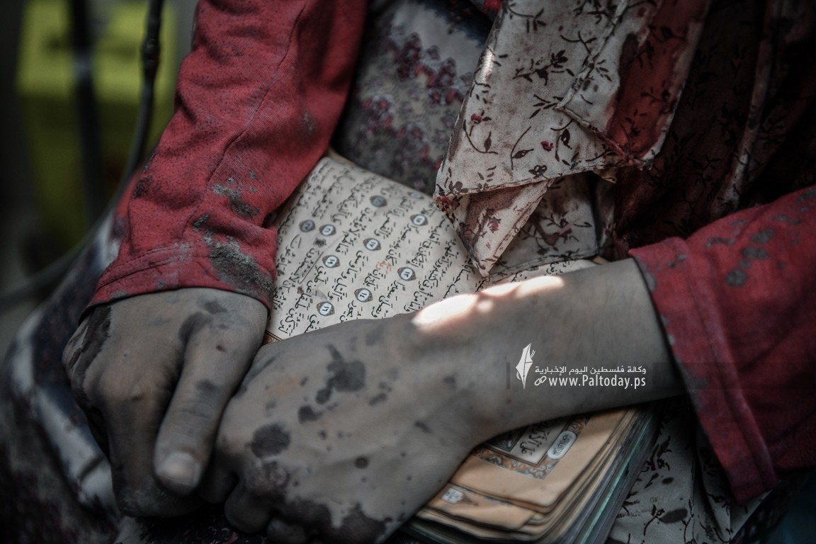 Keimanan yang Teguh di Tengah Reruntuhan, Seorang Perempuan Gaza Ditemukan dalam Kondisi Memeluk Al-Qur’an