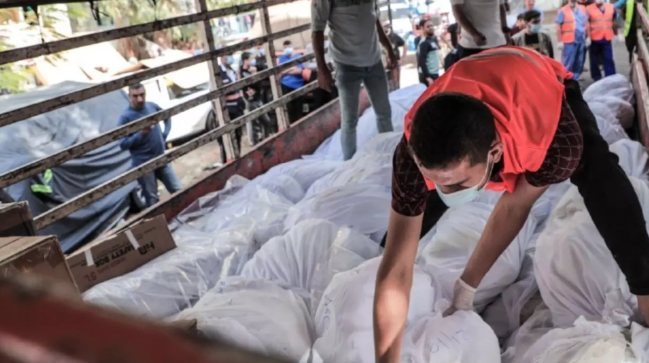 Kondisi Pemakaman Massal di Gaza Kain Kafan Hampir Habis, Tak Ada Listrik dan Air, Jenazah Disimpan di Truk Es Krim dan Tidak Dimandikan