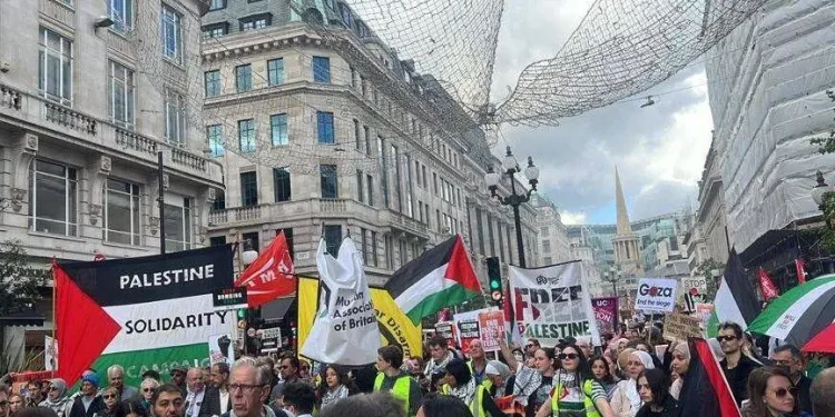 Tunjukkan Solidaritas untuk Gaza, Ratusan Ribu Orang di London Turun ke Jalan