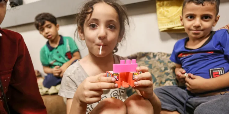 Berusaha Hindari Ketakutan, Anak-Anak Gaza di Rumah Sakit Al-Shifa Membawa Mainan yang Tersisa