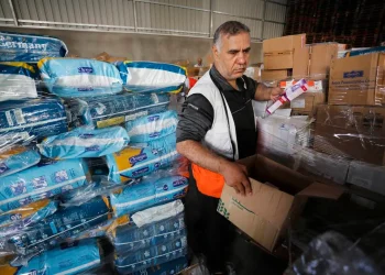 Bulan Sabit Merah Palestina Kirimkan 50 Truk Bantuan ke Gaza