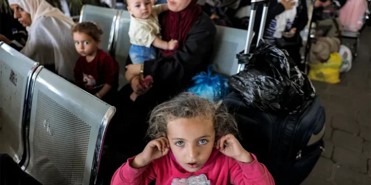 Chaos: Ketakutan Merajalela saat Warga Negara Asing Berdesakan Meninggalkan Gaza melalui Perbatasan Rafah