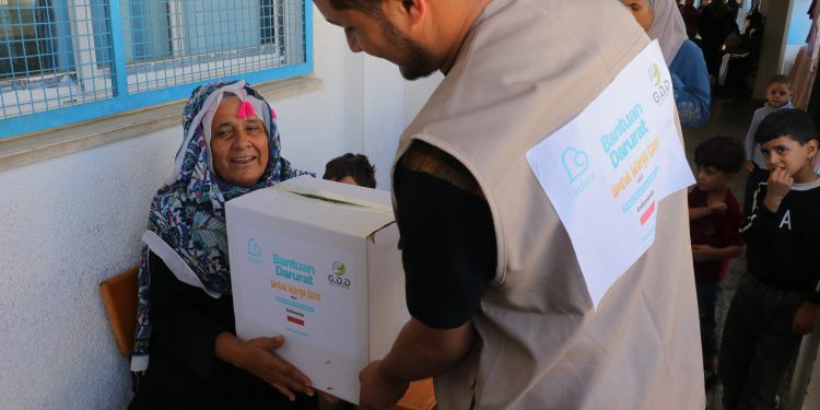 Bantuan Darurat: Pemberian Sembako kepada Para Pengungsi di Gaza