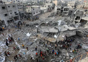 Israel Kembali Putus Layanan Internet, Kementerian Kesehatan Tidak Bisa Menghitung Jumlah Korban Agresi Gaza Kementerian Kesehatan di Gaza mengatakan bahwa mereka tidak dapat menghitung jumlah korban di Gaza karena terputusnya komunikasi dan internet, lapor Anadolu Agency. Dalam sebuah pernyataan, Ashraf al-Qudra, juru bicara kementerian, berbicara tentang serangan berturut-turut terhadap Rumah Sakit Al-Shifa dan sekitarnya, mengatakan bahwa situasi di rumah sakit tersebut “lebih dari bencana.” Dia mengatakan bahwa rumah sakit telah menjadi sasaran serangan Israel dari semua sisi. Al-Qudra mengatakan para korban yang terbunuh dan terluka tergeletak di tanah, depan pintu rumah sakit. “Taman rumah sakit telah berubah menjadi lapangan terbuka bagi penembak jitu Israel dan pesawat tak berawak. Tentara Israel menargetkan semua orang yang bergerak,” katanya. Juru bicara tersebut mengatakan bahwa sekitar 20.000 orang berada di dalam rumah sakit, termasuk keluarga pengungsi, petugas medis, dan korban luka. Dia mengatakan bahwa seorang bayi meninggal hari ini di unit perawatan intensif karena kekurangan oksigen dan peralatan pendukung kehidupan, sehingga ia menekankan kebutuhan mendesaknya akan pasokan medis. Sebelumnya, Menteri Kesehatan Palestina Mai al-Kaila mengatakan bahwa 39 bayi yang dirawat intensif di Rumah Sakit Al-Shifa berada dalam “kondisi yang mengancam jiwa karena kekurangan oksigen.” Dia mengatakan bahwa 20 dari 35 rumah sakit di Gaza tidak berfungsi sejak 7 Oktober karena serangan Israel dan kekurangan bahan bakar. Israel telah melancarkan serangan udara dan darat tanpa henti di Jalur Gaza – termasuk rumah sakit, tempat tinggal, dan rumah ibadah. Setidaknya 11.078 warga Palestina terbunuh, termasuk 4.506 anak-anak dan 3.027 perempuan. Sumber: https://www.middleeastmonitor.com/20231112-gaza-health-ministry-says-it-could-not-count-yesterdays-casualties-due-to-communication-blackout/ Israel Kembali Putus Layanan Internet, Kementerian Kesehatan Tidak Bisa Menghitung Jumlah Korban Agresi Gaza Kementerian Kesehatan di Gaza mengatakan bahwa mereka tidak dapat menghitung jumlah korban di Gaza karena terputusnya komunikasi dan internet, lapor Anadolu Agency. Dalam sebuah pernyataan, Ashraf al-Qudra, juru bicara kementerian, berbicara tentang serangan berturut-turut terhadap Rumah Sakit Al-Shifa dan sekitarnya, mengatakan bahwa situasi di rumah sakit tersebut “lebih dari bencana.” Dia mengatakan bahwa rumah sakit telah menjadi sasaran serangan Israel dari semua sisi. Al-Qudra mengatakan para korban yang terbunuh dan terluka tergeletak di tanah, depan pintu rumah sakit. “Taman rumah sakit telah berubah menjadi lapangan terbuka bagi penembak jitu Israel dan pesawat tak berawak. Tentara Israel menargetkan semua orang yang bergerak,” katanya. Juru bicara tersebut mengatakan bahwa sekitar 20.000 orang berada di dalam rumah sakit, termasuk keluarga pengungsi, petugas medis, dan korban luka. Dia mengatakan bahwa seorang bayi meninggal hari ini di unit perawatan intensif karena kekurangan oksigen dan peralatan pendukung kehidupan, sehingga ia menekankan kebutuhan mendesaknya akan pasokan medis. Sebelumnya, Menteri Kesehatan Palestina Mai al-Kaila mengatakan bahwa 39 bayi yang dirawat intensif di Rumah Sakit Al-Shifa berada dalam “kondisi yang mengancam jiwa karena kekurangan oksigen.” Dia mengatakan bahwa 20 dari 35 rumah sakit di Gaza tidak berfungsi sejak 7 Oktober karena serangan Israel dan kekurangan bahan bakar. Israel telah melancarkan serangan udara dan darat tanpa henti di Jalur Gaza – termasuk rumah sakit, tempat tinggal, dan rumah ibadah. Setidaknya 11.078 warga Palestina terbunuh, termasuk 4.506 anak-anak dan 3.027 perempuan. Sumber: https://www.middleeastmonitor.com/20231112-gaza-health-ministry-says-it-could-not-count-yesterdays-casualties-due-to-communication-blackout/