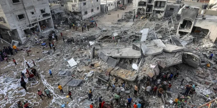 Israel Kembali Putus Layanan Internet, Kementerian Kesehatan Tidak Bisa Menghitung Jumlah Korban Agresi Gaza Kementerian Kesehatan di Gaza mengatakan bahwa mereka tidak dapat menghitung jumlah korban di Gaza karena terputusnya komunikasi dan internet, lapor Anadolu Agency. Dalam sebuah pernyataan, Ashraf al-Qudra, juru bicara kementerian, berbicara tentang serangan berturut-turut terhadap Rumah Sakit Al-Shifa dan sekitarnya, mengatakan bahwa situasi di rumah sakit tersebut “lebih dari bencana.” Dia mengatakan bahwa rumah sakit telah menjadi sasaran serangan Israel dari semua sisi. Al-Qudra mengatakan para korban yang terbunuh dan terluka tergeletak di tanah, depan pintu rumah sakit. “Taman rumah sakit telah berubah menjadi lapangan terbuka bagi penembak jitu Israel dan pesawat tak berawak. Tentara Israel menargetkan semua orang yang bergerak,” katanya. Juru bicara tersebut mengatakan bahwa sekitar 20.000 orang berada di dalam rumah sakit, termasuk keluarga pengungsi, petugas medis, dan korban luka. Dia mengatakan bahwa seorang bayi meninggal hari ini di unit perawatan intensif karena kekurangan oksigen dan peralatan pendukung kehidupan, sehingga ia menekankan kebutuhan mendesaknya akan pasokan medis. Sebelumnya, Menteri Kesehatan Palestina Mai al-Kaila mengatakan bahwa 39 bayi yang dirawat intensif di Rumah Sakit Al-Shifa berada dalam “kondisi yang mengancam jiwa karena kekurangan oksigen.” Dia mengatakan bahwa 20 dari 35 rumah sakit di Gaza tidak berfungsi sejak 7 Oktober karena serangan Israel dan kekurangan bahan bakar. Israel telah melancarkan serangan udara dan darat tanpa henti di Jalur Gaza – termasuk rumah sakit, tempat tinggal, dan rumah ibadah. Setidaknya 11.078 warga Palestina terbunuh, termasuk 4.506 anak-anak dan 3.027 perempuan. Sumber: https://www.middleeastmonitor.com/20231112-gaza-health-ministry-says-it-could-not-count-yesterdays-casualties-due-to-communication-blackout/ Israel Kembali Putus Layanan Internet, Kementerian Kesehatan Tidak Bisa Menghitung Jumlah Korban Agresi Gaza Kementerian Kesehatan di Gaza mengatakan bahwa mereka tidak dapat menghitung jumlah korban di Gaza karena terputusnya komunikasi dan internet, lapor Anadolu Agency. Dalam sebuah pernyataan, Ashraf al-Qudra, juru bicara kementerian, berbicara tentang serangan berturut-turut terhadap Rumah Sakit Al-Shifa dan sekitarnya, mengatakan bahwa situasi di rumah sakit tersebut “lebih dari bencana.” Dia mengatakan bahwa rumah sakit telah menjadi sasaran serangan Israel dari semua sisi. Al-Qudra mengatakan para korban yang terbunuh dan terluka tergeletak di tanah, depan pintu rumah sakit. “Taman rumah sakit telah berubah menjadi lapangan terbuka bagi penembak jitu Israel dan pesawat tak berawak. Tentara Israel menargetkan semua orang yang bergerak,” katanya. Juru bicara tersebut mengatakan bahwa sekitar 20.000 orang berada di dalam rumah sakit, termasuk keluarga pengungsi, petugas medis, dan korban luka. Dia mengatakan bahwa seorang bayi meninggal hari ini di unit perawatan intensif karena kekurangan oksigen dan peralatan pendukung kehidupan, sehingga ia menekankan kebutuhan mendesaknya akan pasokan medis. Sebelumnya, Menteri Kesehatan Palestina Mai al-Kaila mengatakan bahwa 39 bayi yang dirawat intensif di Rumah Sakit Al-Shifa berada dalam “kondisi yang mengancam jiwa karena kekurangan oksigen.” Dia mengatakan bahwa 20 dari 35 rumah sakit di Gaza tidak berfungsi sejak 7 Oktober karena serangan Israel dan kekurangan bahan bakar. Israel telah melancarkan serangan udara dan darat tanpa henti di Jalur Gaza – termasuk rumah sakit, tempat tinggal, dan rumah ibadah. Setidaknya 11.078 warga Palestina terbunuh, termasuk 4.506 anak-anak dan 3.027 perempuan. Sumber: https://www.middleeastmonitor.com/20231112-gaza-health-ministry-says-it-could-not-count-yesterdays-casualties-due-to-communication-blackout/