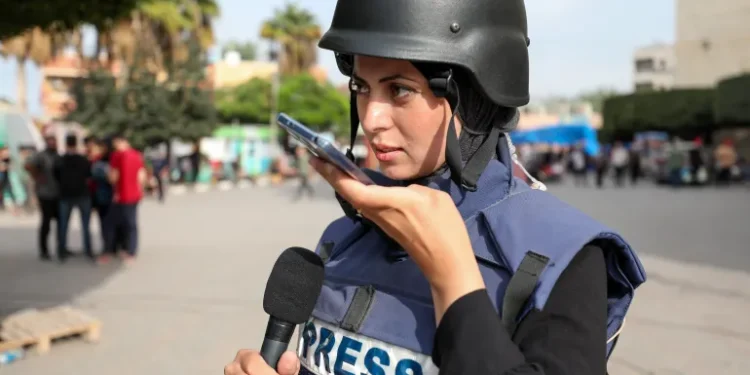 Pahlawan Tanpa Lencana, Terus Melaporkan Kondisi Gaza Meski Rumahnya Dihancurkan dan Terpisah dengan Keluarga