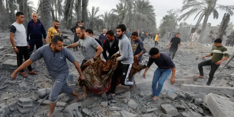 Puluhan anggota keluarga yang sama tewas di Gaza karena Israel terus melakukan serangan udara.