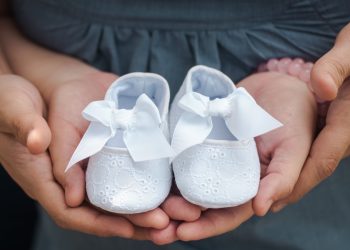 Warga Chile Letakkan Menggelar Sepatu Anak-Anak di depan Istana Presiden, Kecam Pembunuhan Israel terhadap Anak-Anak di Gaza