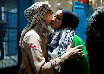 Warga Palestina yang dibebaskan dari penjara dipulangkan bersama dengan keluarga mereka