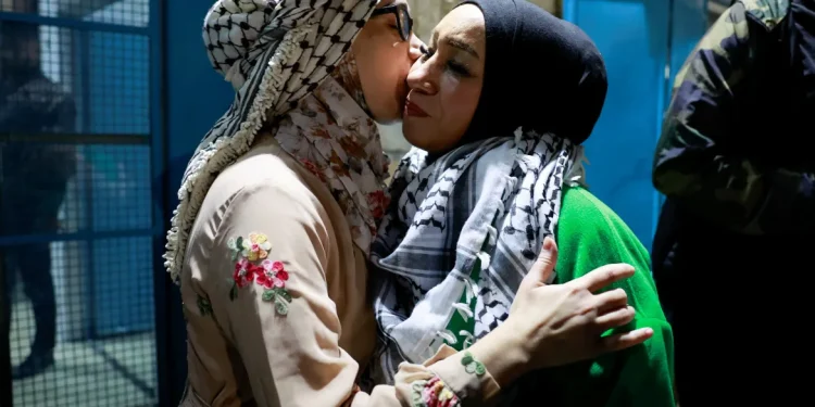 Warga Palestina yang dibebaskan dari penjara dipulangkan bersama dengan keluarga mereka