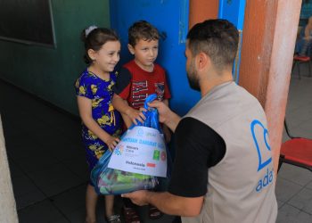 Distribusi Sembako untuk Para Pengungsi di Gaza Utara