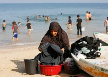 ‘Tidak ada air mengalir’: Keluarga-keluarga Gaza Mandi dan Mencuci di Laut yang Tercemar